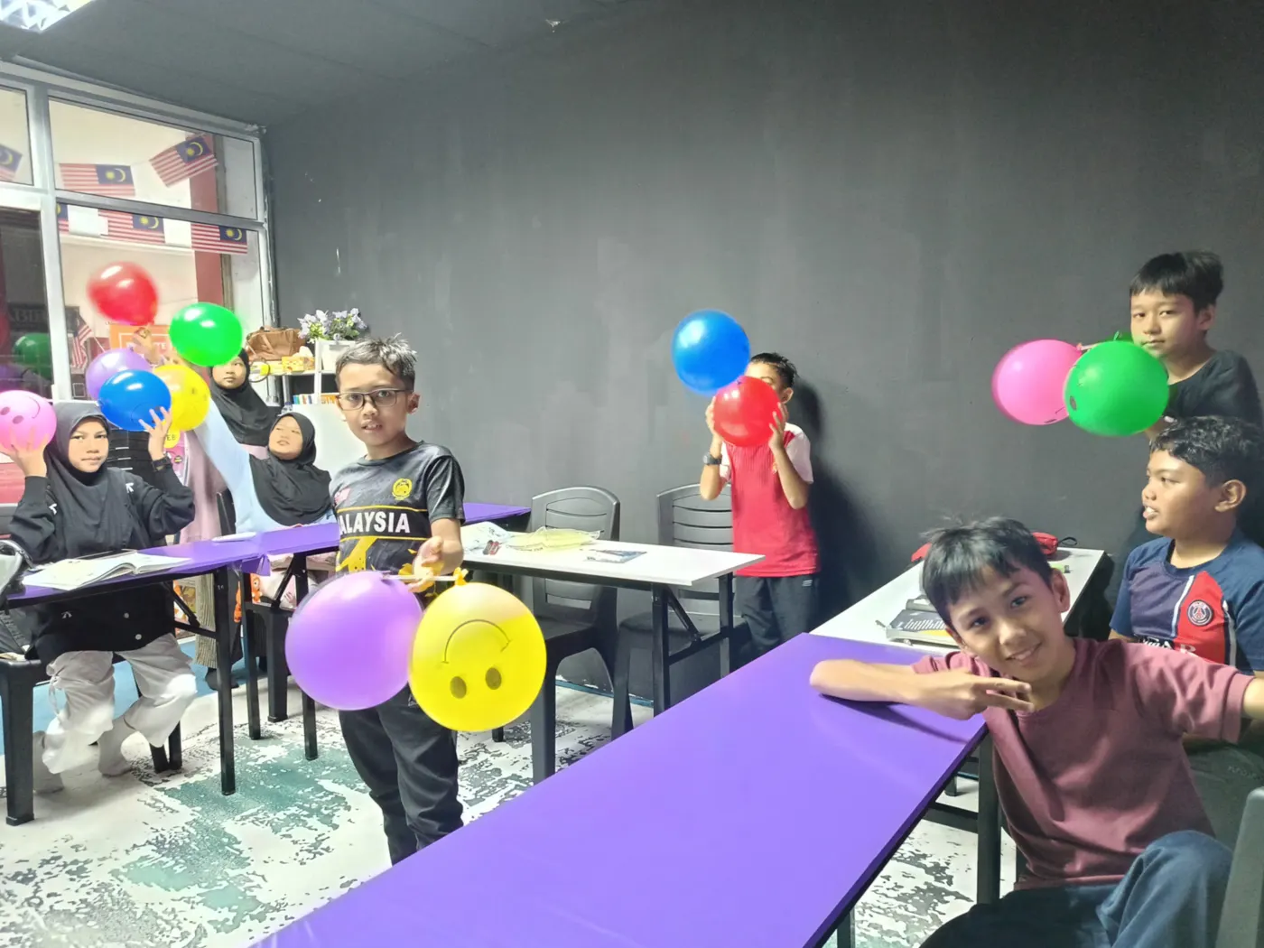 Aktiviti santai pelajar dengan belon berwarna