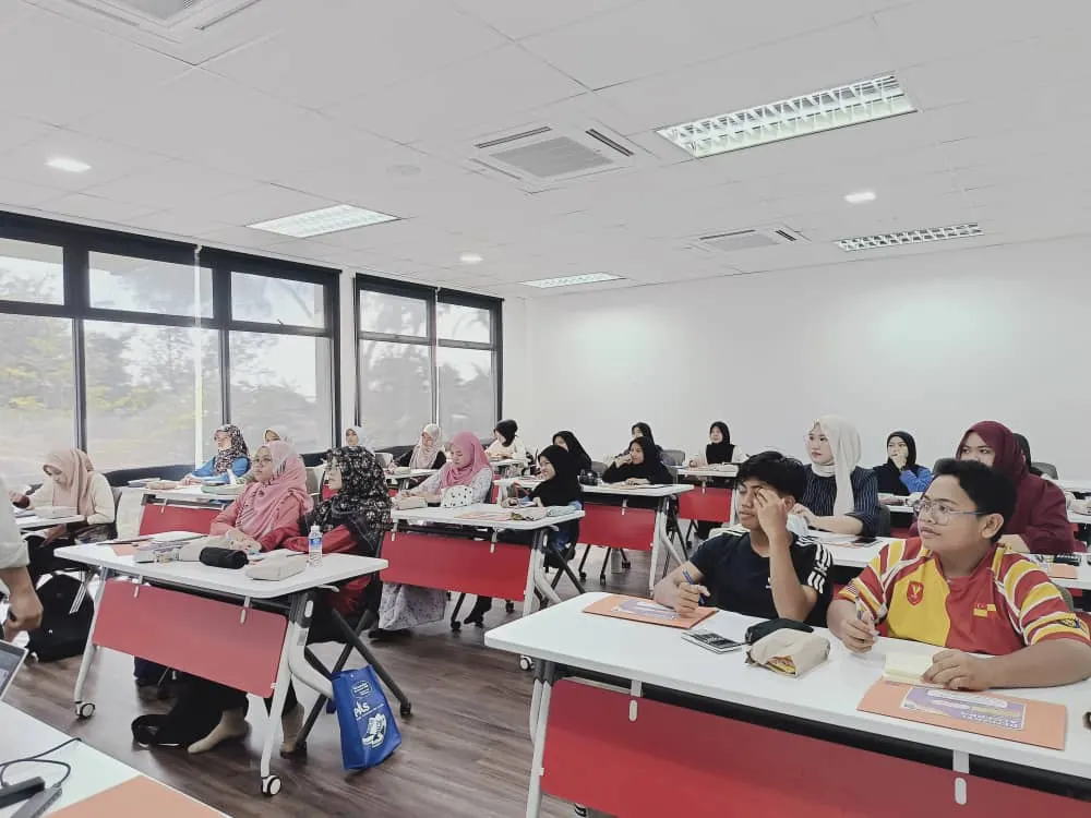Bengkel bersama kumpulan pelajar di dewan