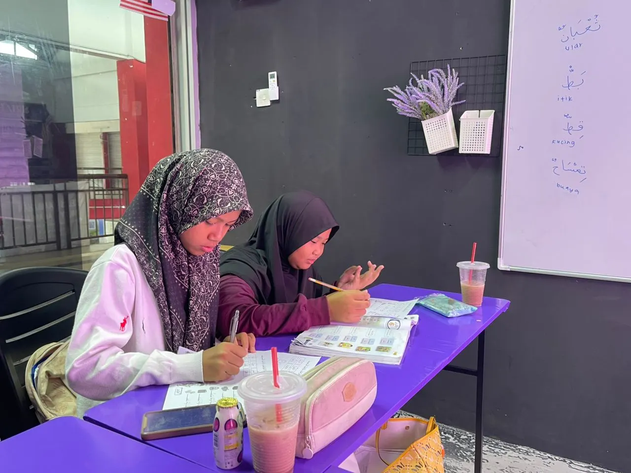 Pengajar membimbing pelajar menyiapkan latihan