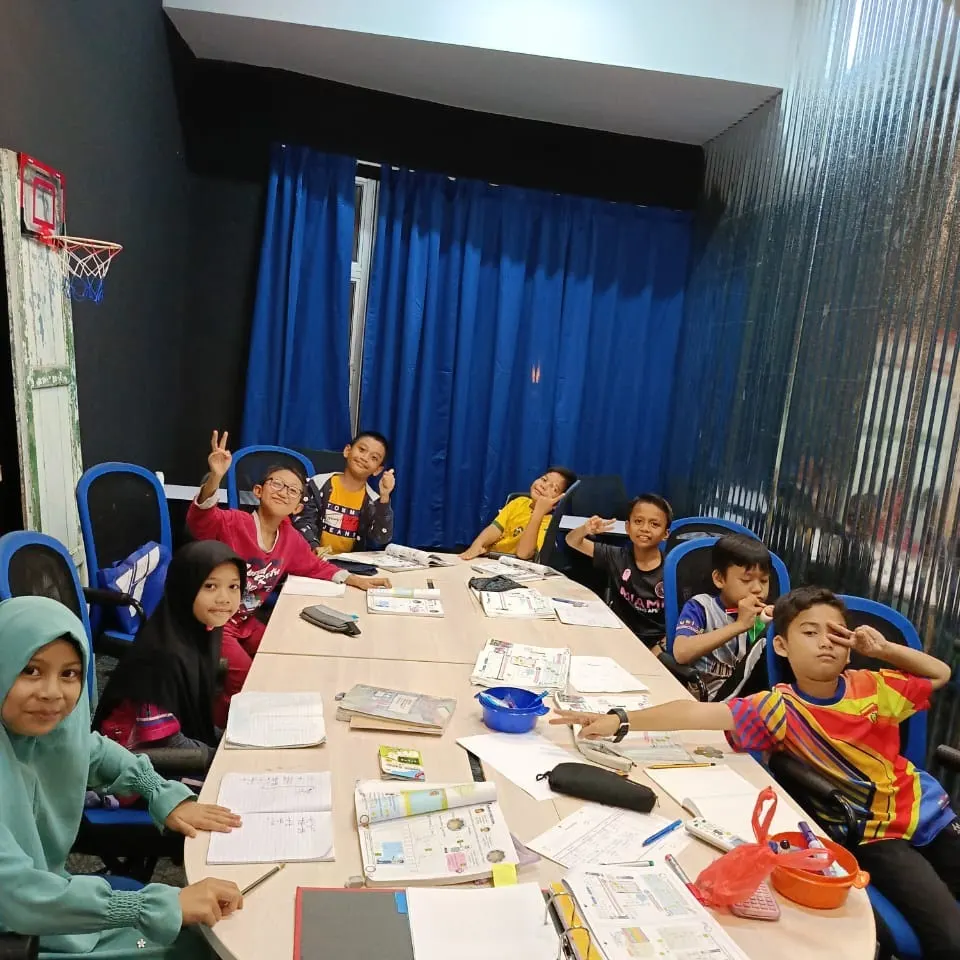 Pelajar dalam kelas intensif hafalan sifir