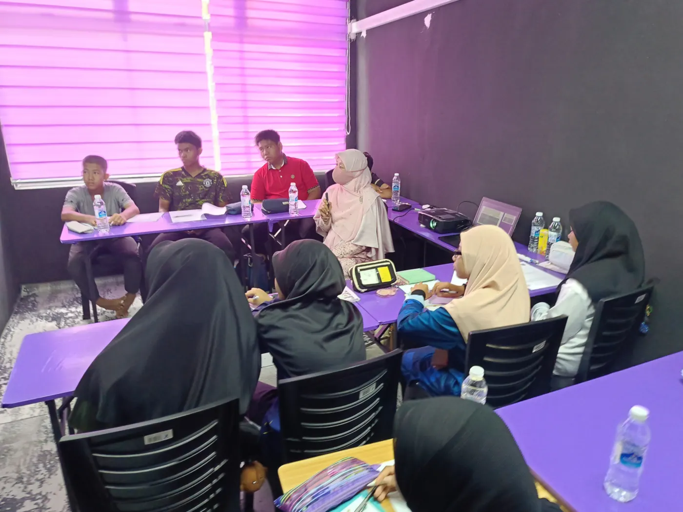 Pelajar menengah rendah berbincang dalam kelas