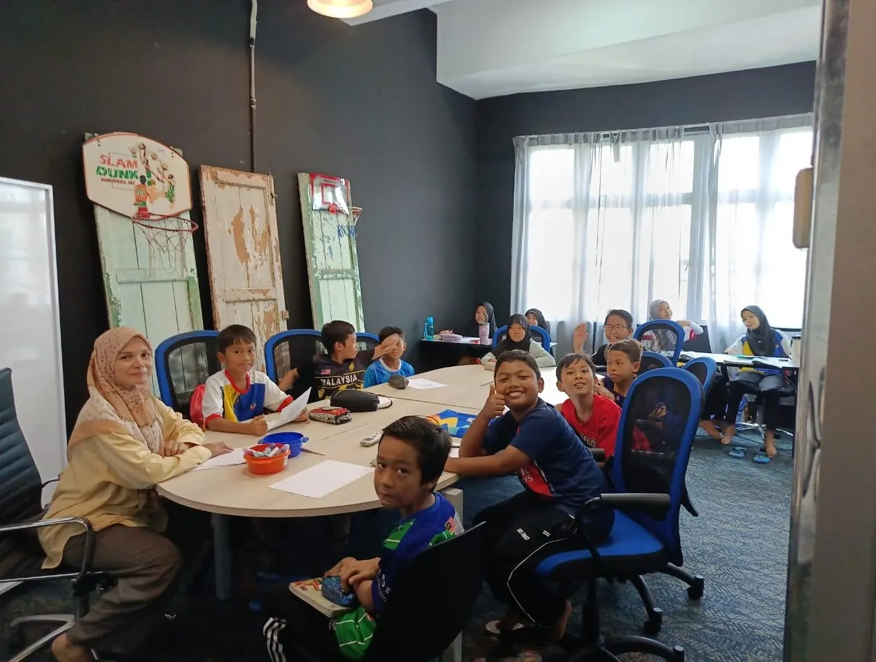 Pengajar dan pelajar dalam kelas Mulya