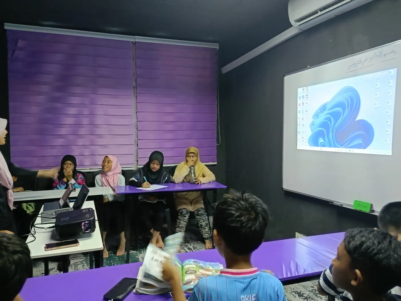 Kelas menengah atas dengan paparan skrin