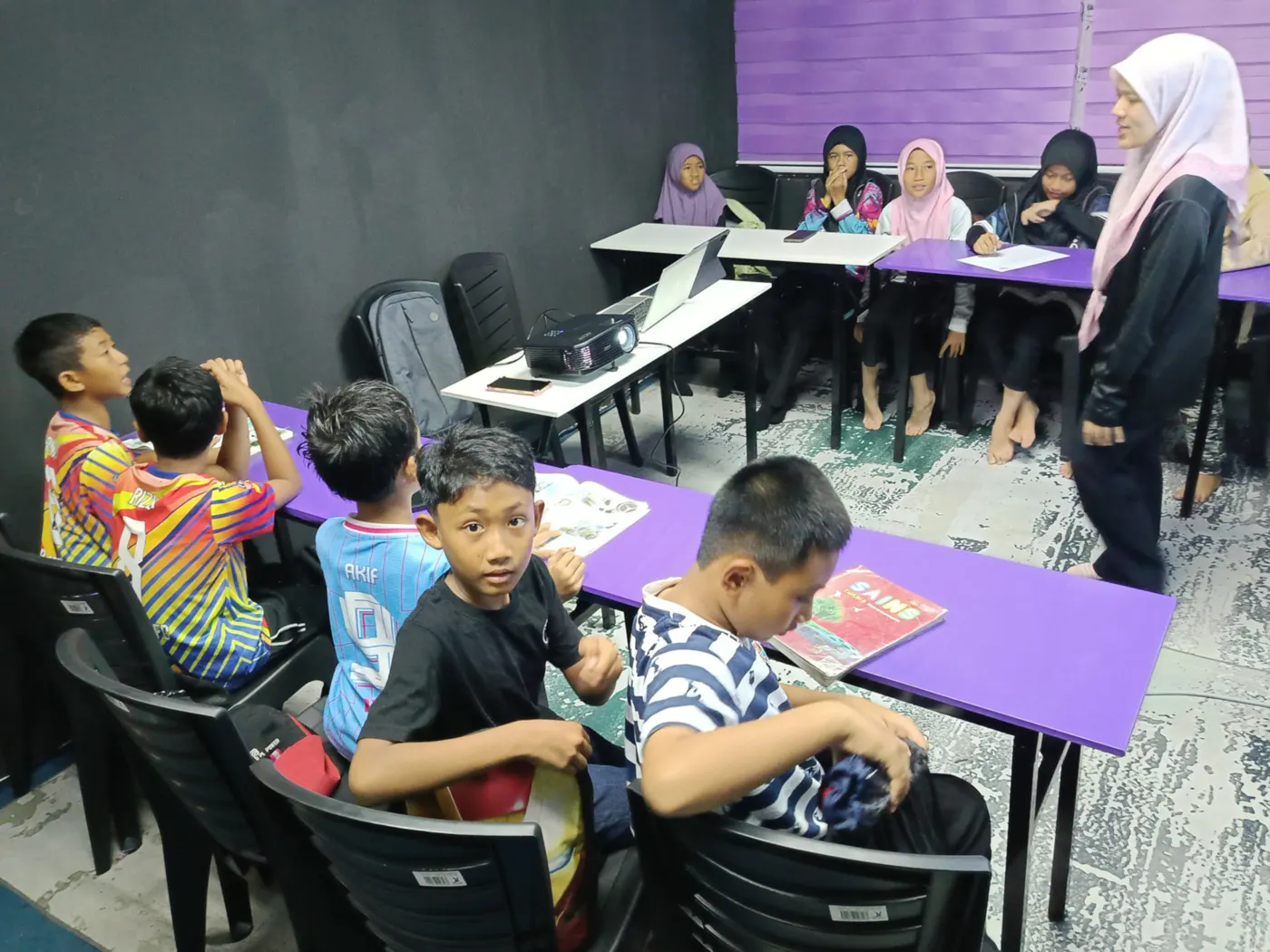 Pelajar sekolah rendah dalam kelas Mulya