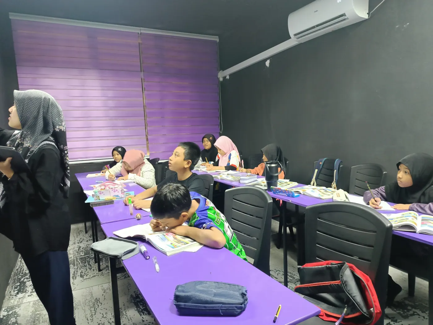 Bilik darjah Mulya dengan pelajar sedang belajar
