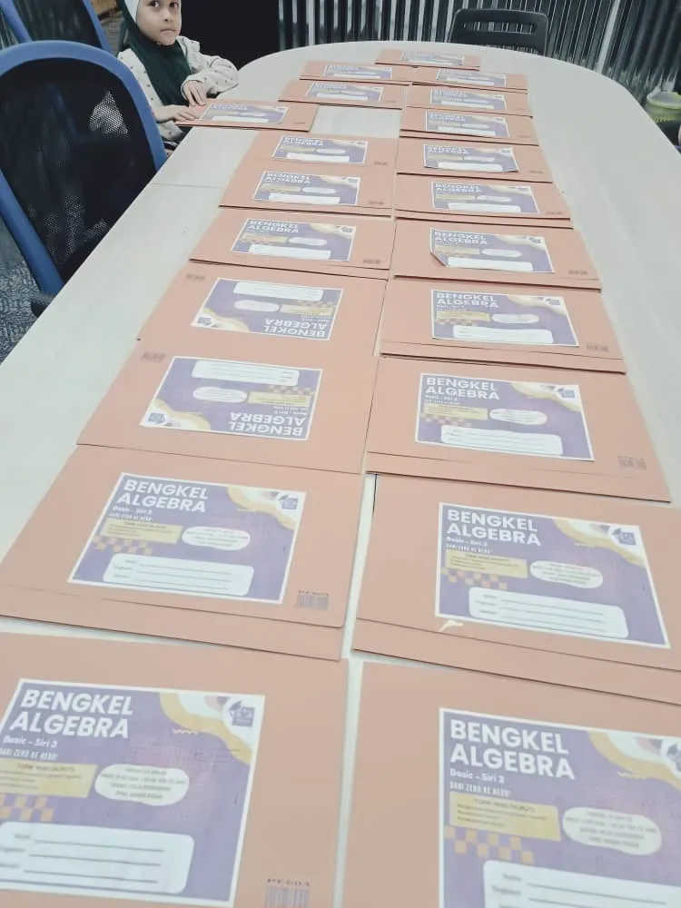 Modul Bengkel Algebra tersusun di atas meja