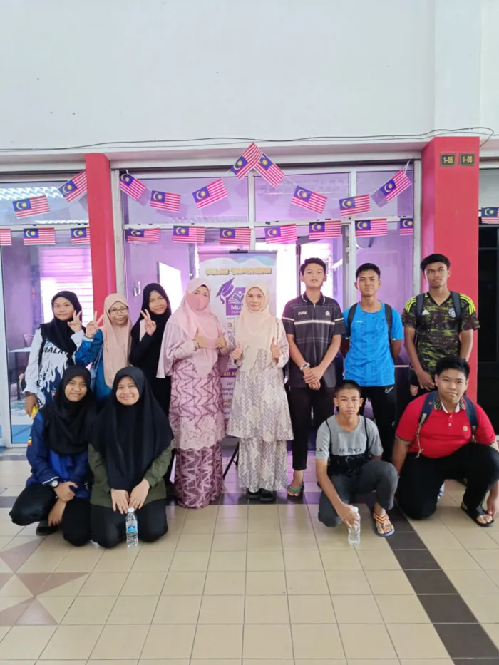 Pengasas, pengajar dan pelajar Mulya Academy bergambar bersama