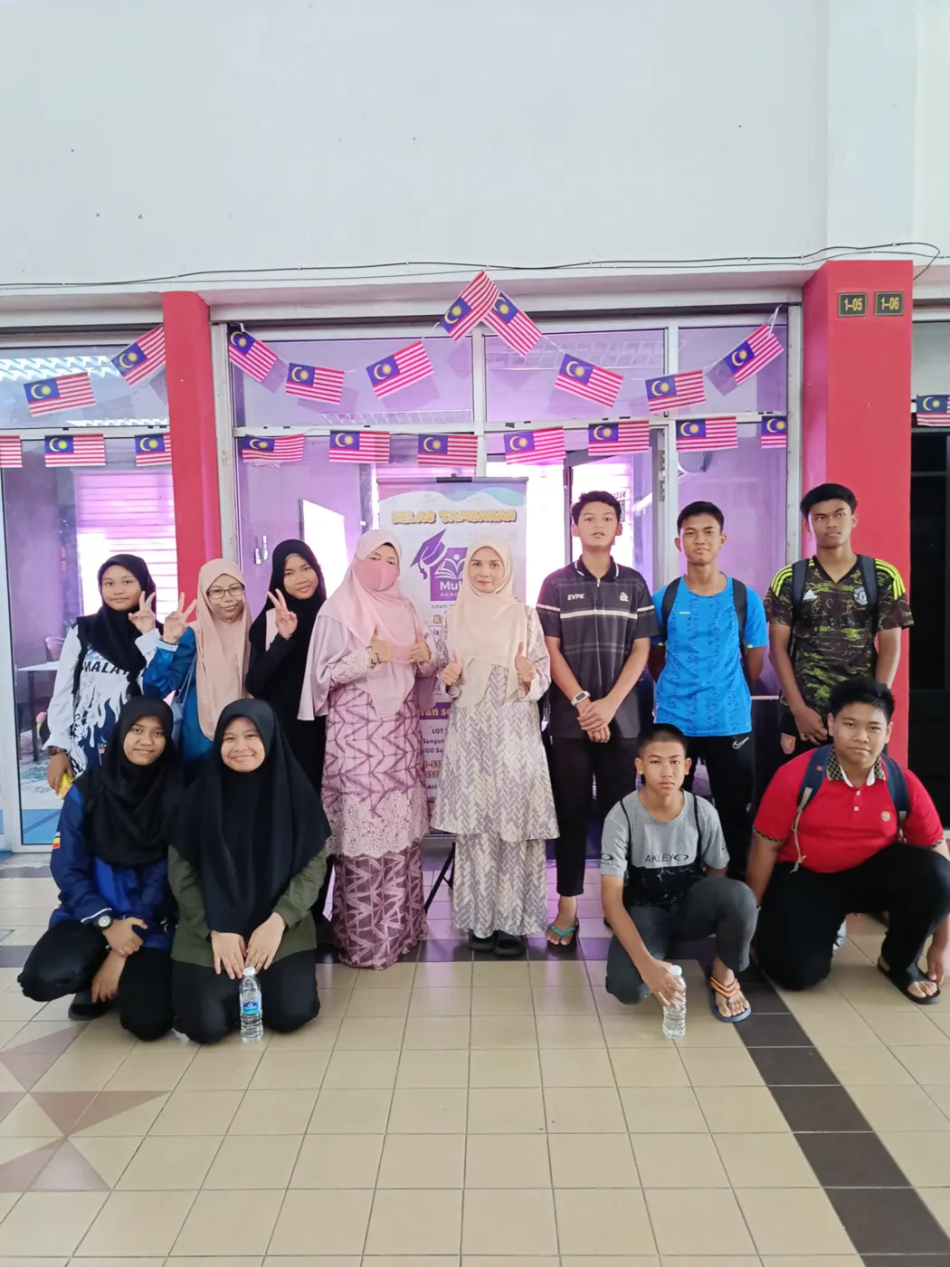 Pelajar dan pengajar bergambar bersama